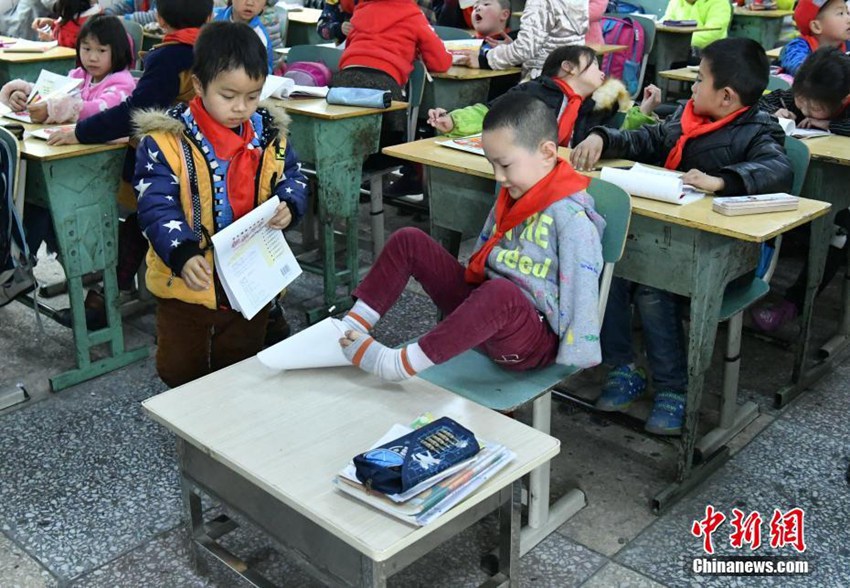 중국 쓰촨, 팔 없는 男兒의 행복한 학교생활