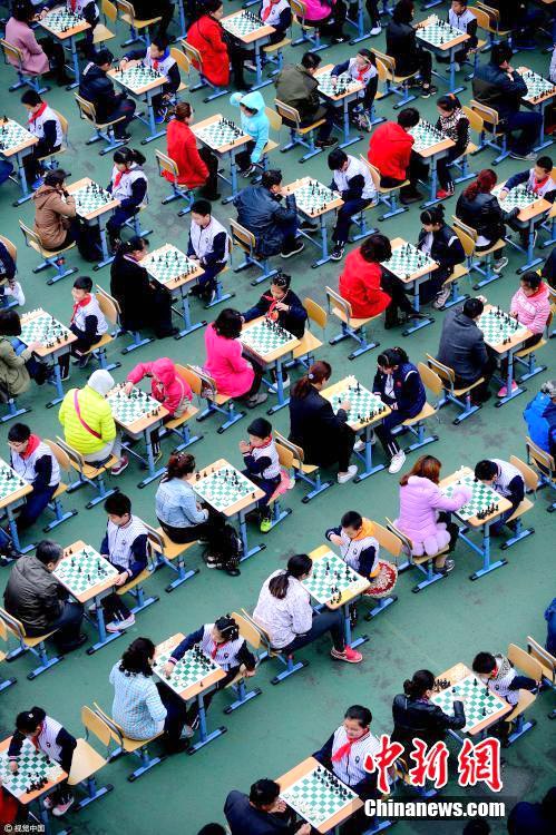 심양 초등학교에서 펼쳐진 천인 체스 대회, 학부모&학생의 사랑 나눔터