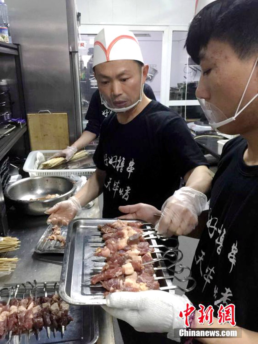베이징의 ‘졸업’ 테마 꼬치집, 젊은이 3명이 운영하는 인기 맛집!