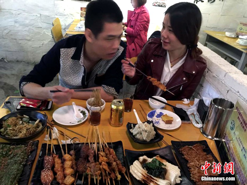 베이징의 ‘졸업’ 테마 꼬치집, 젊은이 3명이 운영하는 인기 맛집!