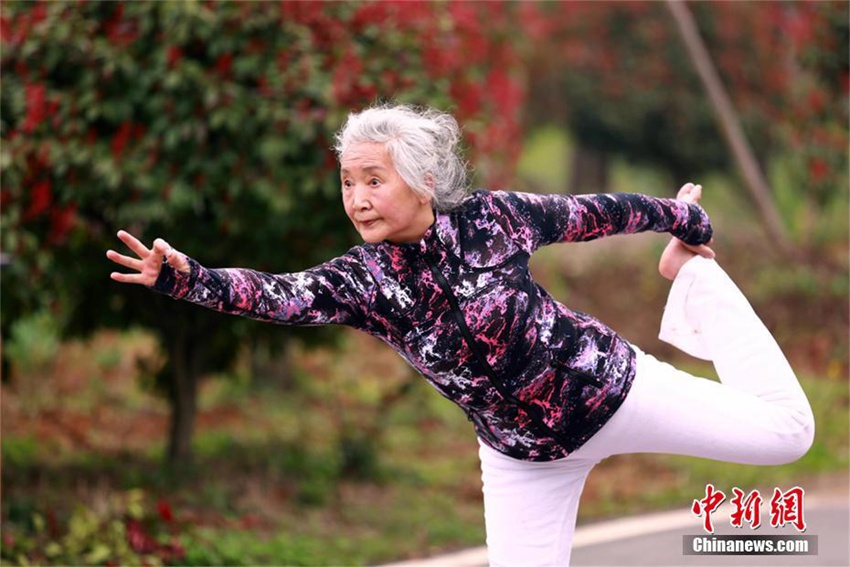 후베이 75세 노인의 ‘요가 사랑’, 다리 찢기는 기본!