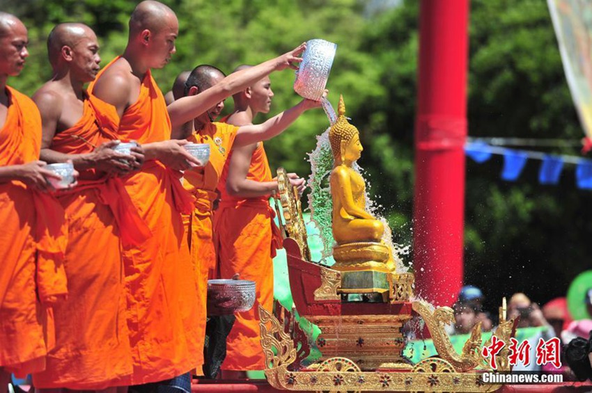 4월 8일, 승려가 욕불(浴佛, 관불) 의식을 거행하는 모습