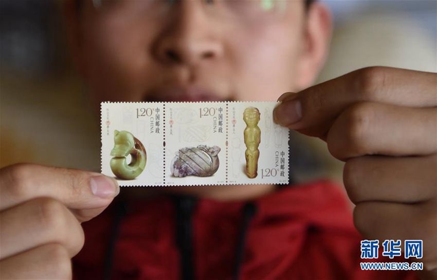 한 우표 수집가가 ‘홍산문화옥기(紅山文化玉器)’ 특별우표를 선보이는 모습 