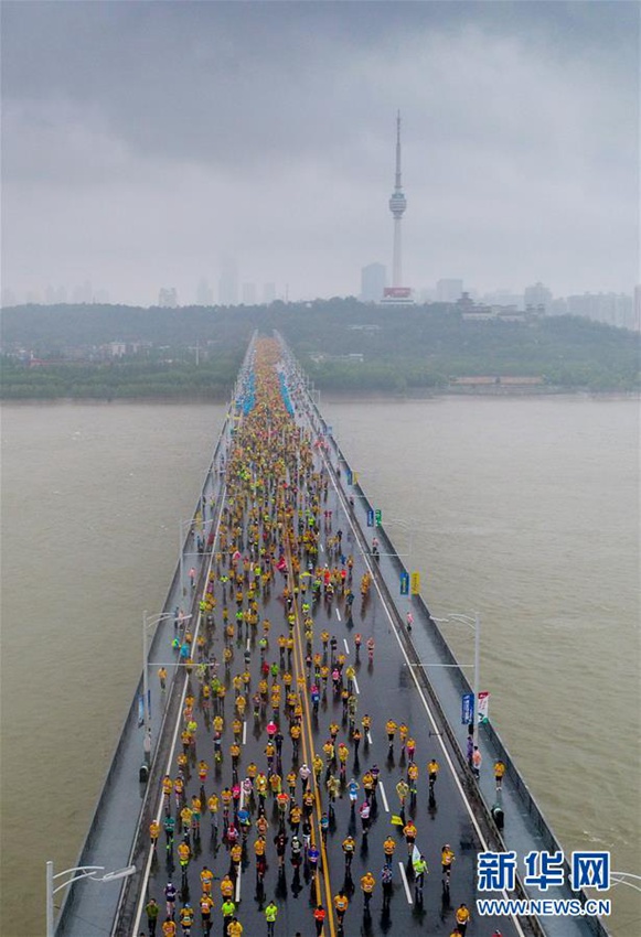 2만 명이 참가한 2017 우한 마라톤 대회, 빗속의 레이스!