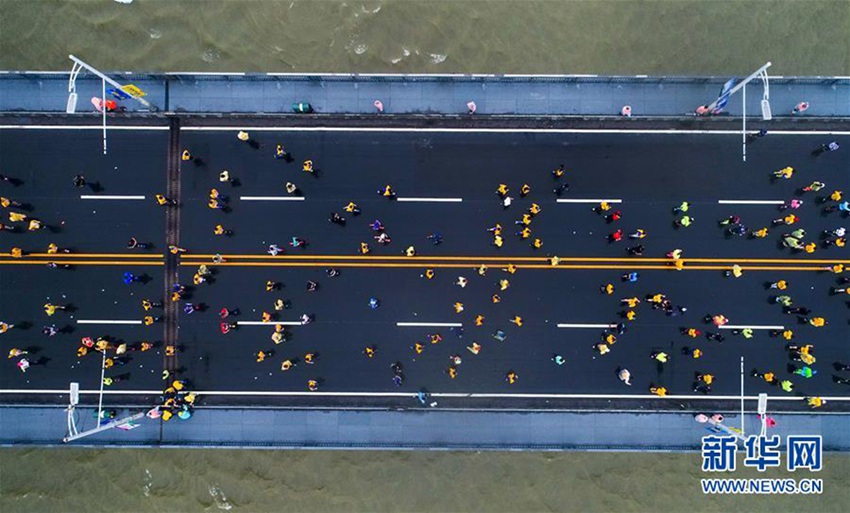 2만 명이 참가한 2017 우한 마라톤 대회, 빗속의 레이스!