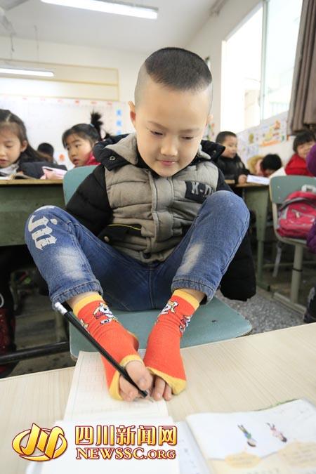 양팔 없는 中 쓰촨 8세 우등생… 양발로 ‘머리카락 줍기’ 연습