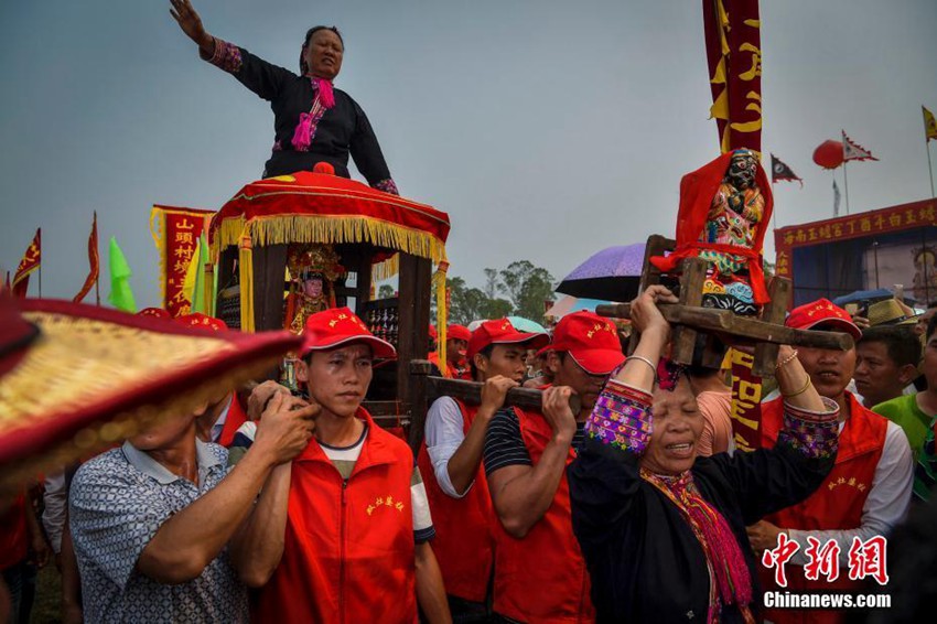 중국 하이난의 쥔포 문화제, 볼 뚫는 진기명기 공연 펼쳐져