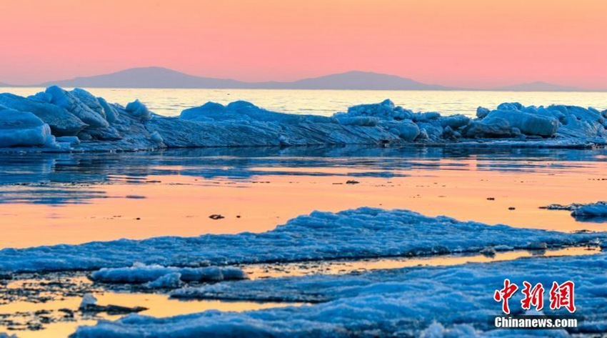 얼음 녹기 시작한 중•러 국경의 싱카이호, 넘쳐흐르는 얼음조각