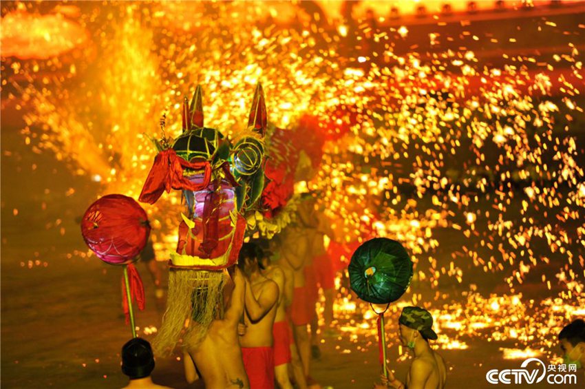 용감한 사람들의 게임: 中 구이저우 타이장현의 민속놀이 ‘불꽃 용춤’
