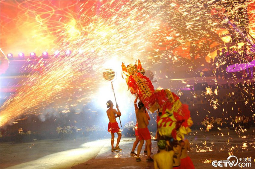 용감한 사람들의 게임: 中 구이저우 타이장현의 민속놀이 ‘불꽃 용춤’