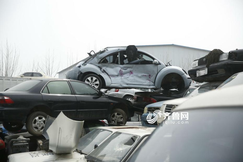 중국 지난의 폐차장에 산처럼 쌓인 자동차, 낮은 보조금으로 폐차시 손해