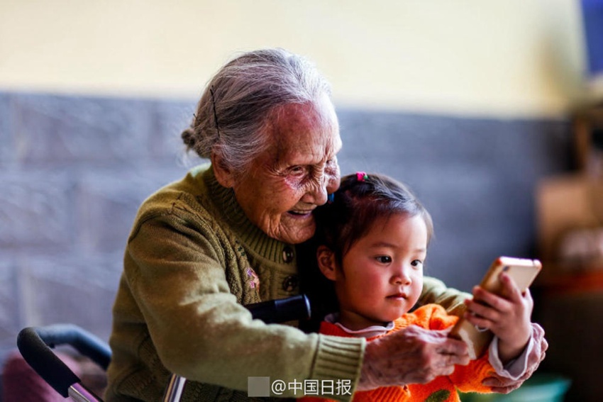 광시 100세 노인, 무려 64년간 사진사로 일해
