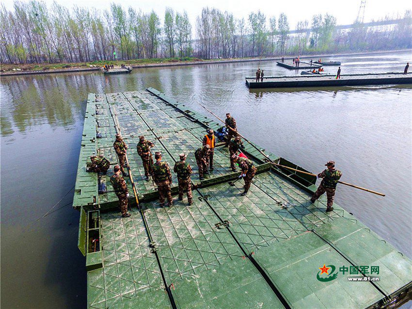 중국 해방군 군사학교 학생들의 부교 가설 작업 현장 공개