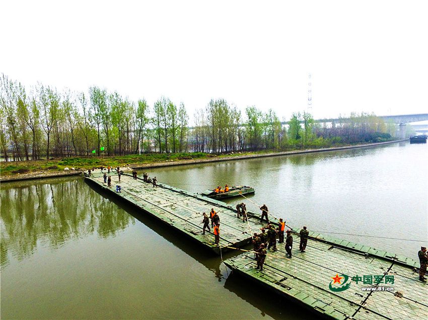 중국 해방군 군사학교 학생들의 부교 가설 작업 현장 공개