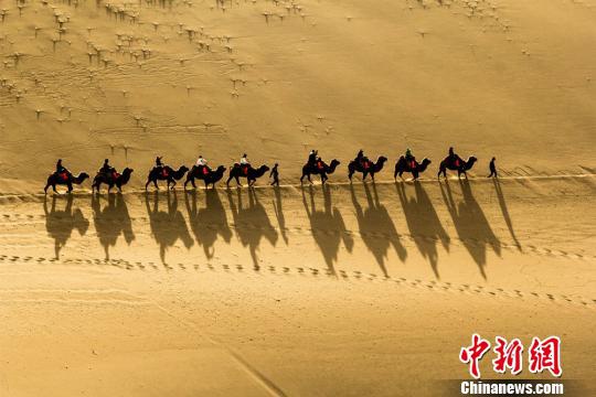 중국 둔황에 찾아온 관광열풍, 낙타 타며 느끼는 사막관광의 매력