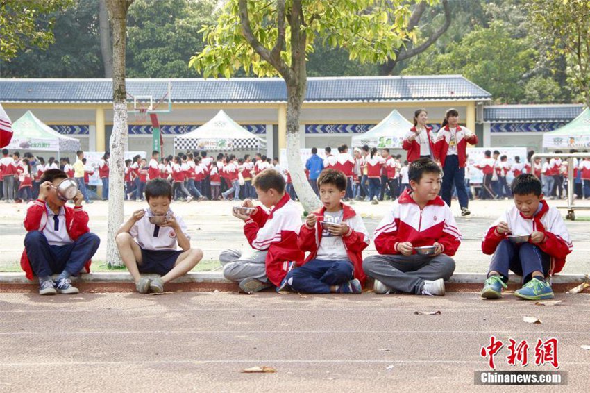 광시 장족(壮族) 초등학교의 먹거리 바자회, 푸드코트로 변신한 학교