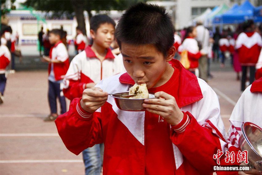 광시 장족(壮族) 초등학교의 먹거리 바자회, 푸드코트로 변신한 학교