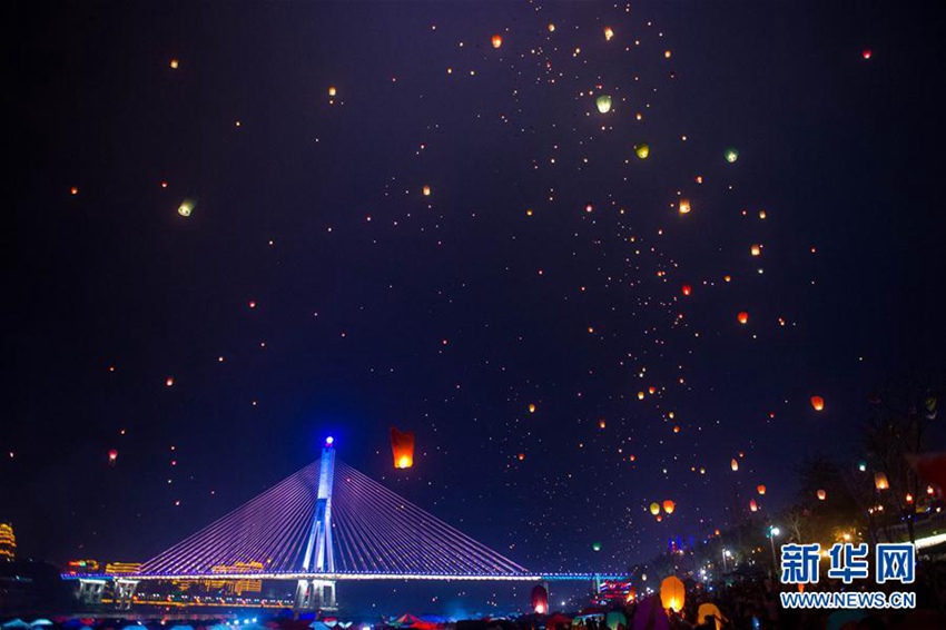 중국 시솽반나의 공명등 날리기 행사, 하늘을 수놓은 화려한 등불