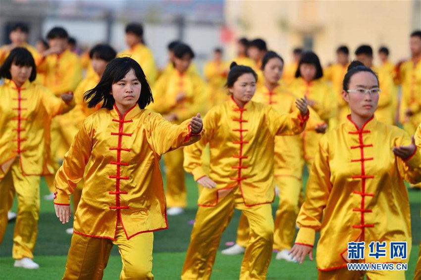 허베이, 천여 명의 학생이 연마하는 태극권 ‘장관’이뤄