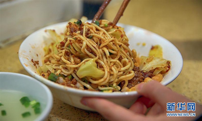 중국 충칭 최고의 먹거리! 전국에서 사랑받는 ‘마라 샤오몐’