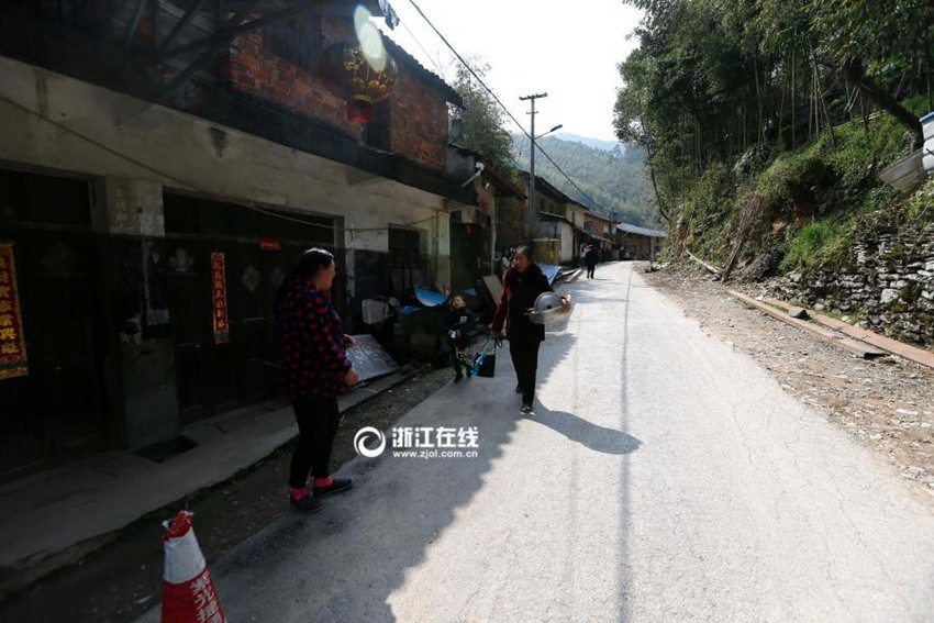 저장 ‘함께 공부하는 거리’, 주중에만 깜짝 등장하는 사연?