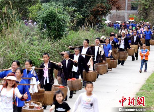 중국 광시 싼장 동족들의 전통 토왕절(土王節) 행사