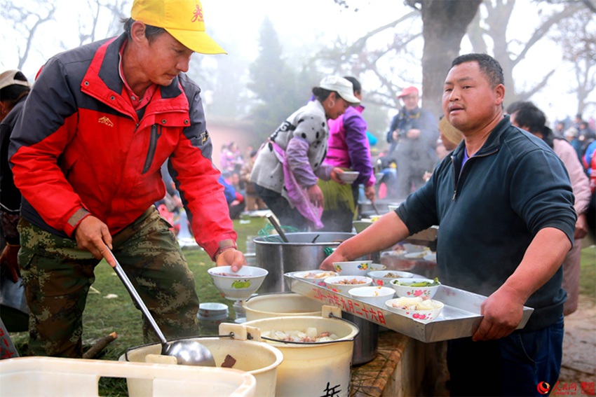 중국 윈난 이족들의 ‘제화절’, 아시족과 관광객들의 축제 현장