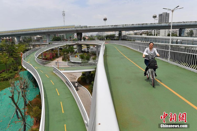 중국 최초의 공중 자전거도로, 자전거 타고 하늘 날아가는 듯