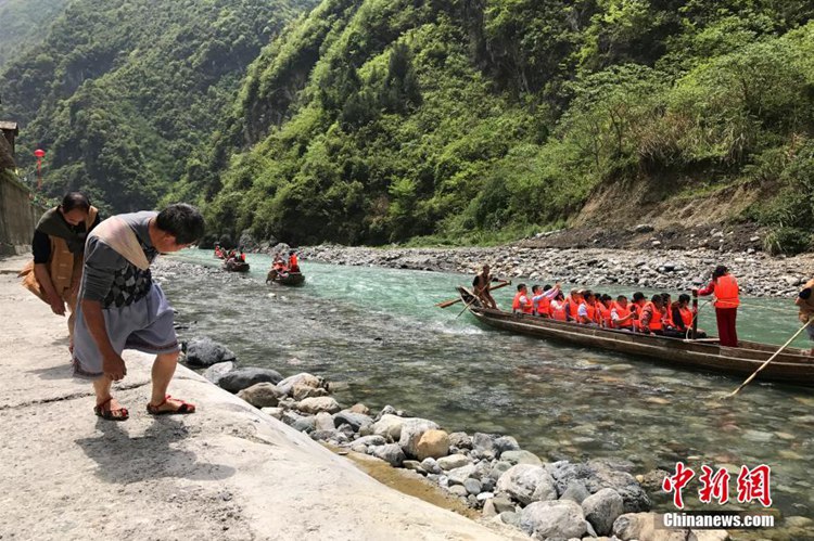 중국 장강삼협 첸푸 문화축제 개막, 밧줄로 배를 끄는 향토문화 체험