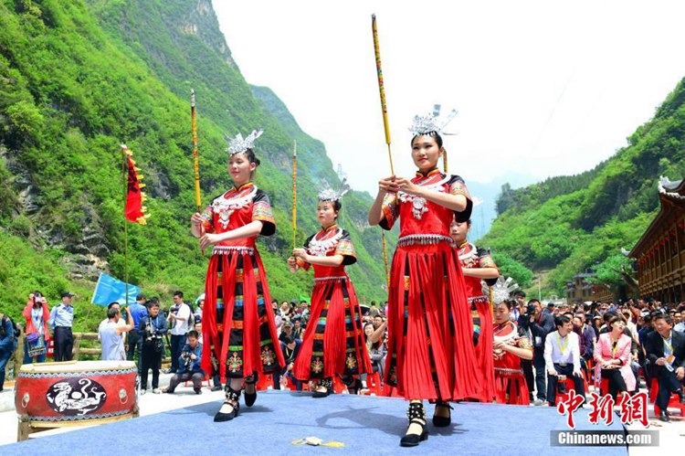 중국 장강삼협 첸푸 문화축제 개막, 밧줄로 배를 끄는 향토문화 체험