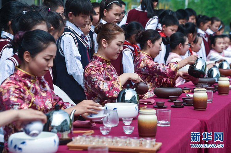4월 20일, 다도 자격증을 보유하고 있는 수이커우(水口)향 중신(中心)초등학교 선생님들이 학생들에게 전통 다도를 선보이고 있다.