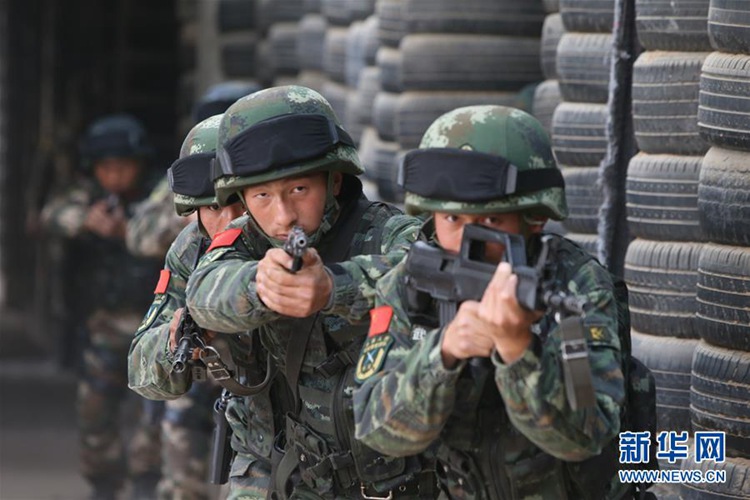 중국 무장경찰 대테러 돌격대원들의 훈련 현장, ‘피도 눈물도 없다’