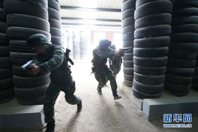 중국 무장경찰 대테러 돌격대원들의 훈련 현장, ‘피도 눈물도 없다’