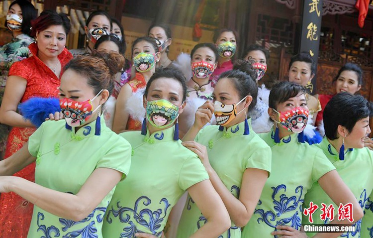 경극 마스크&치파오, 난징 푸쯔먀오서 열린 플래시몹 패션쇼