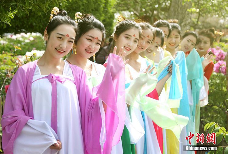 옌청 모란꽃 축제서 ‘아름다움’ 뽐내는 고대 복장 미녀들