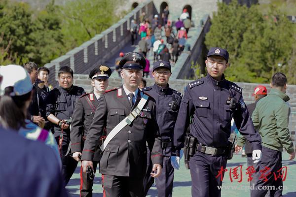 5•1 노동절 연휴: 만리장성에서 연합순찰에 나선 중국&이탈리아 경찰관