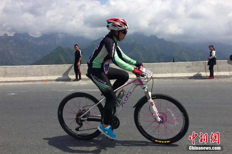 中 10대 커브길에서 펼쳐지는 산악자전거 대회, 위험천만한 레이스