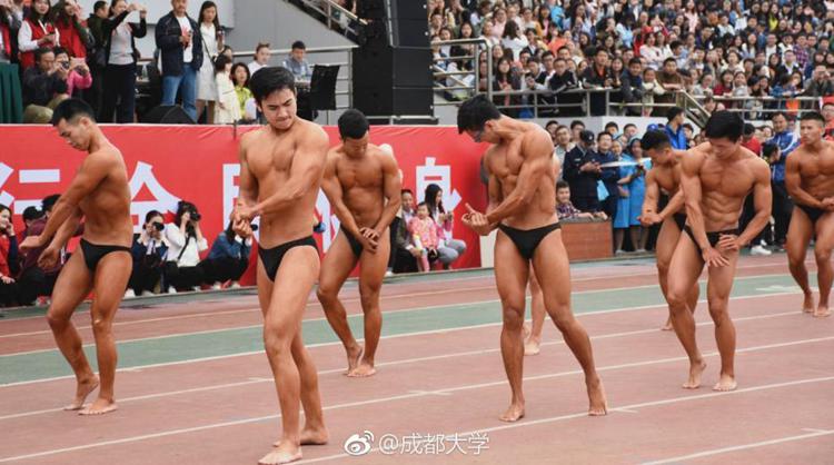 중국 청두大 운동회의 이색 개막식, 남성 보디빌더들의 입장!