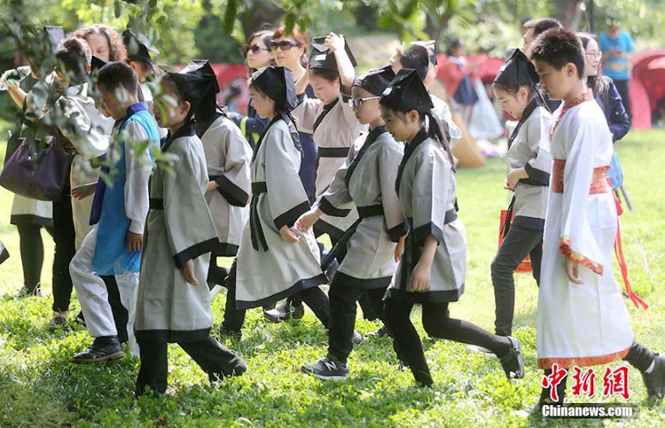 세계 독서의 날: 고대 복장 차림의 난징 어린이들, 봄날을 읽는다!
