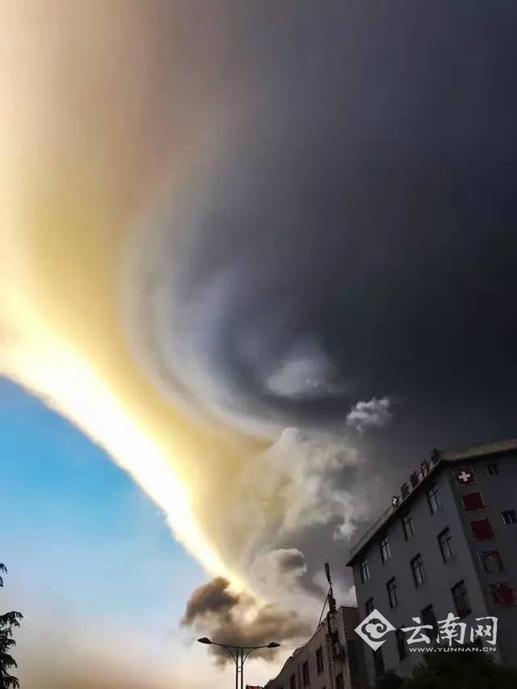 중국 윈난 다리에 뜬 ‘UFO’ 구름, 환상적인 모습에 말문이 턱!