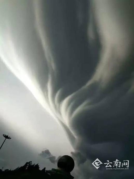 중국 윈난 다리에 뜬 ‘UFO’ 구름, 환상적인 모습에 말문이 턱!