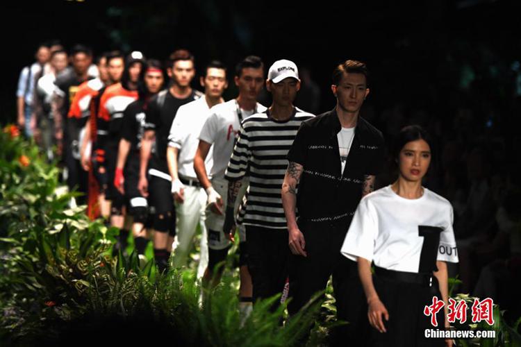 ‘산림&폭포’로 꾸며진 중국 스스 국제 패션위크: “처음으로 되돌아가다… 패션의 근원을 찾아서”