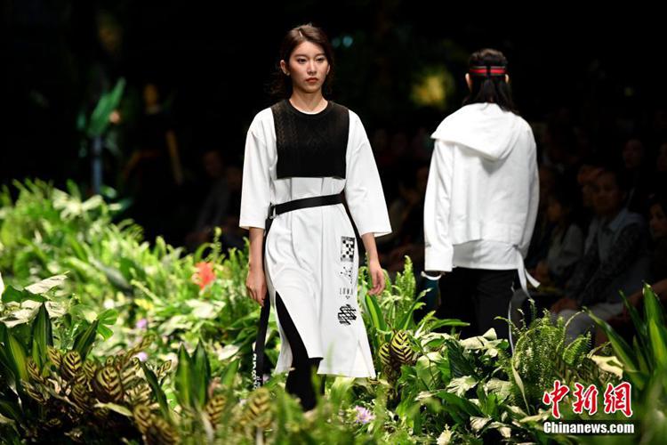 ‘산림&폭포’로 꾸며진 중국 스스 국제 패션위크: “처음으로 되돌아가다… 패션의 근원을 찾아서”