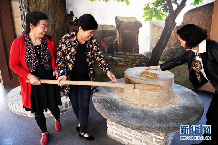 4월 27일, 관광객들이 허난(河南, 하남)성 원(溫)현 샤오마이(小麥, 밀) 박물관에서 맷돌을 직접 돌려보는 모습