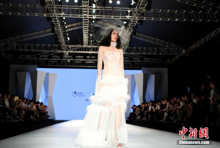 中 푸젠 스스 국제 패션위크서 펼쳐진 ‘섹시 웨딩드레스’ 패션쇼