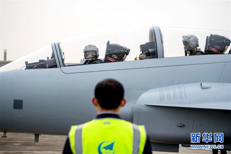 중국 샤오룽 FC-1 복좌 전투훈련기, 청두서 첫 비행 성공