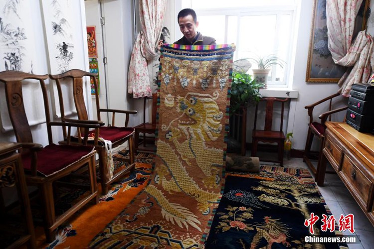 5월 2일, 간쑤(甘肅, 감숙) 란저우(蘭州, 난주), 왕쉬안청(王選成)이 본인 소장하고 있던 오래된 실크로드 카펫을 보여주고 있다.