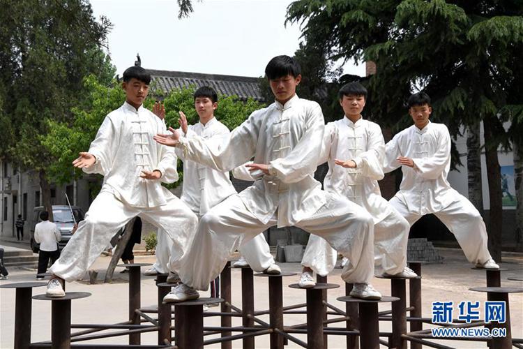 허난(河南, 하남)성 원(溫)현 천자거우(陳家溝)에서 학생들이 도장에서 연습한 태극권을 선보이고 있다. (4월 26일 촬영)