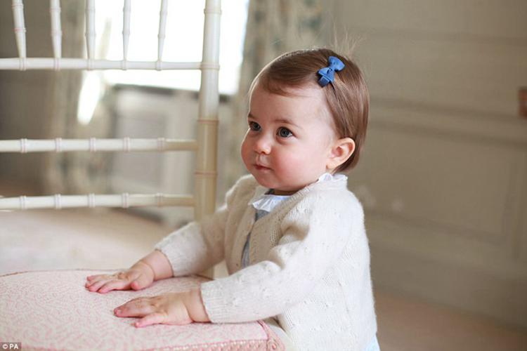 케이트 왕세손빈이 공개한 딸의 2살 생일 사진, 샬럿 공주의 성장기 엿보기