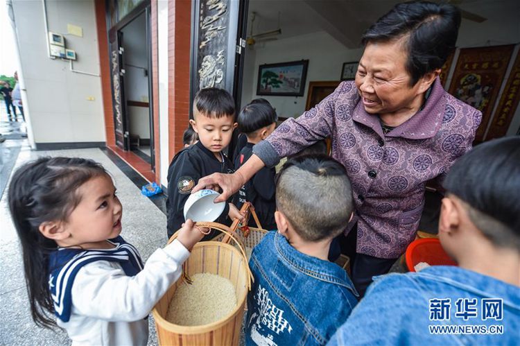 5월 4일, 딩산허(丁山河)촌의 어린이들이 쌀을 얻으러 마을을 돌아다니는 모습